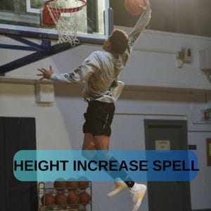 Könnte beinhalten: Ein Basketballspieler beim Dunk. Die Person trägt ein graues Langarmshirt, schwarze Shorts und weiße und gelbe Turnschuhe. Der Text "HEIGHT INCREASE SPELL" ist in einem blauen Rechteck am unteren Bildrand zu sehen.