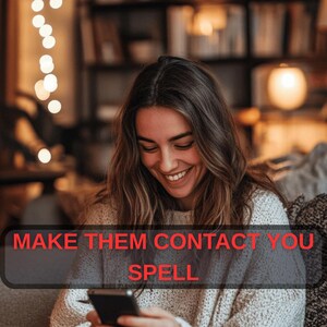 Op de afbeelding: Een lachende persoon die een smartphone vasthoudt, met de tekst "MAKE THEM CONTACT YOU SPELL" in rode letters. De achtergrond is wazig, met warme verlichting en een boekenplank.