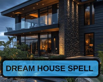 Puede incluir: Una casa moderna de dos pisos con grandes ventanales y un exterior oscuro. La casa tiene una pared de acento de piedra y un balcón de cristal. El texto "DREAM HOUSE SPELL" se muestra en un cuadro azul en la parte inferior de la imagen.