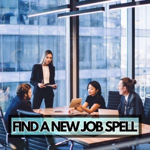 Op de afbeelding: Een zakelijke bijeenkomst met vier mensen rond een houten tafel. De tekst "FIND A NEW JOB SPELL" wordt in het wit op een zwarte achtergrond weergegeven. De kamer heeft grote ramen en moderne verlichting.