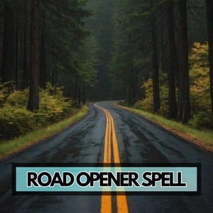 Puede incluir: Una carretera sinuosa con líneas amarillas atraviesa un denso bosque. El asfalto mojado refleja los árboles circundantes. Una pancarta turquesa en la parte inferior dice "ROAD OPENER SPELL".