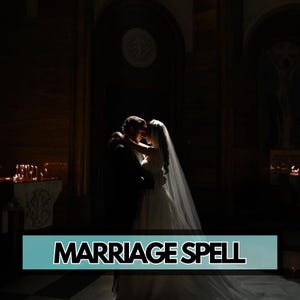 Op de afbeelding: Een stel omhelst elkaar in een zwak verlichte kerk. De bruid draagt een witte trouwjurk en sluier, terwijl de bruidegom een donker pak draagt. De afbeelding heeft de tekst "MARRIAGE SPELL" in een turquoise banner onderaan.