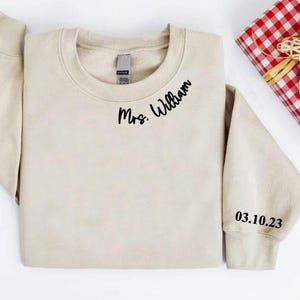 Personalized Mrs Sweatshirt,Custom Wedding Gift with Date,Anniversary Gift for Her,Wedding Date On Sleeve,Ms Custom Sweatshirt,Bride To Be