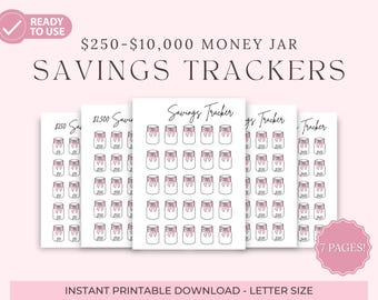 Puede incluir: Rastreadores de ahorro imprimibles con un diseño rosa y blanco. Los rastreadores presentan ilustraciones de tarros con lazos rosas, diseñados para ayudar a realizar un seguimiento de los objetivos de ahorro de 250 € a 10.000 €. El texto de la imagen dice "Savings Trackers".