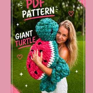 Puede incluir: Un peluche de tortuga gigante hecho a ganchillo con cabeza y aletas de color verde azulado y un caparazón con patrón de sandía en detalles rosas, blancos y negros. La imagen incluye el texto PDF PATTERN y GIANT TURTLE con corazones y estrellas.