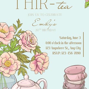 Puede incluir: Invitaci&oacute;n a una fiesta de t&eacute; con el texto "THIR-tea" y "30 cumplea&ntilde;os de Emily". El dise&ntilde;o presenta una tetera, tazas de t&eacute; y flores rosas. La invitaci&oacute;n incluye la fecha, la hora y la informaci&oacute;n de RSVP.