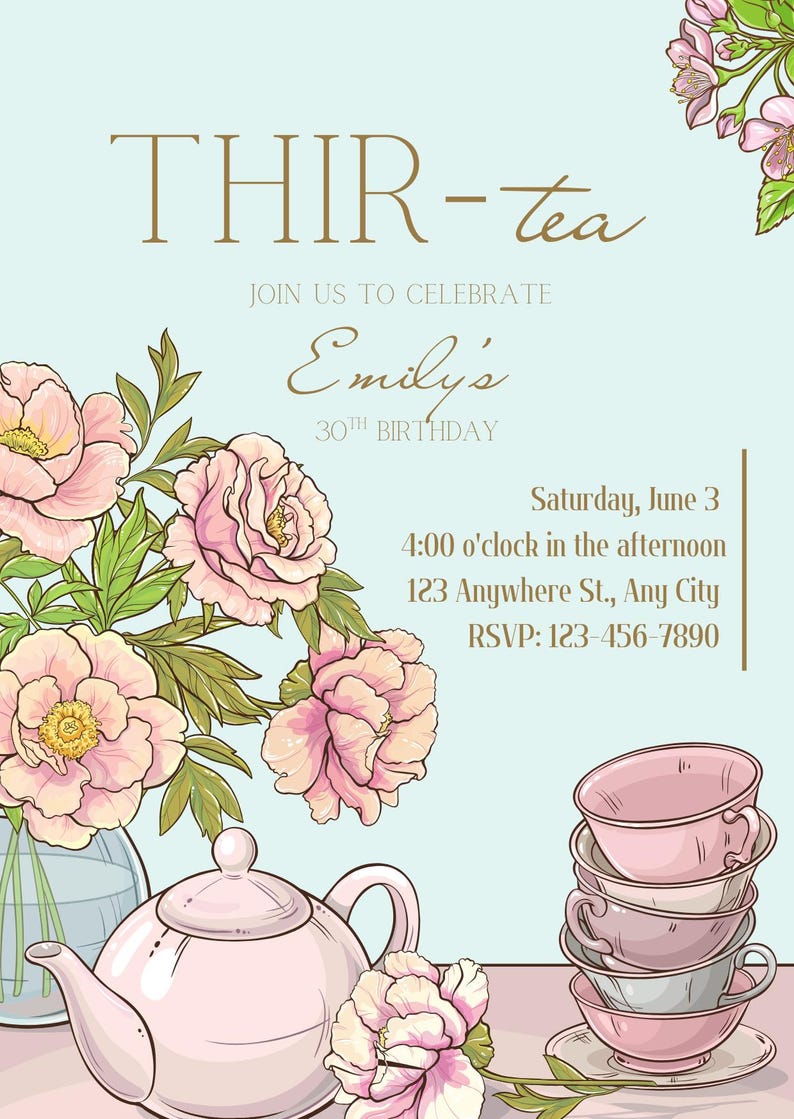 Puede incluir: Invitaci&oacute;n a una fiesta de t&eacute; con el texto "THIR-tea" y "30 cumplea&ntilde;os de Emily". El dise&ntilde;o presenta una tetera, tazas de t&eacute; y flores rosas. La invitaci&oacute;n incluye la fecha, la hora y la informaci&oacute;n de RSVP.