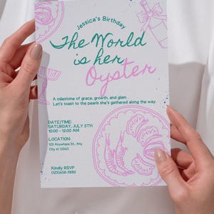 Może przedstawiać: Różowe i zielone zaproszenie na urodziny z ilustracją muszli ostrygi i krewetek. Tekst brzmi "Jessica's Birthday The World is her Oyster A milestone of grace, growth, and glam. Let's toast to the pearls she's gathered along the way. DATE/TIME: SATURDAY, JULY 5TH 10:00 - 12:00 AM LOCATION: 123 Anywhere St. Any City st 12345 Kindly RSVP (123)456-7890"