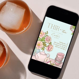 Puede incluir: Un tel&eacute;fono inteligente muestra una invitaci&oacute;n a una fiesta de t&eacute; con el texto "THIR-tea" y "&Uacute;nase a nosotros para celebrar el 30 cumplea&ntilde;os de Emily". La invitaci&oacute;n presenta una tetera, tazas de t&eacute; e ilustraciones florales. Se ven dos vasos de t&eacute; helado.