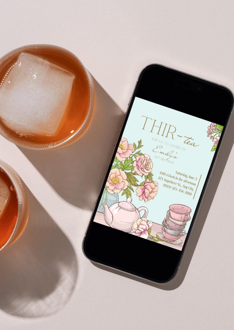 Puede incluir: Un tel&eacute;fono inteligente muestra una invitaci&oacute;n a una fiesta de t&eacute; con el texto "THIR-tea" y "&Uacute;nase a nosotros para celebrar el 30 cumplea&ntilde;os de Emily". La invitaci&oacute;n presenta una tetera, tazas de t&eacute; e ilustraciones florales. Se ven dos vasos de t&eacute; helado.
