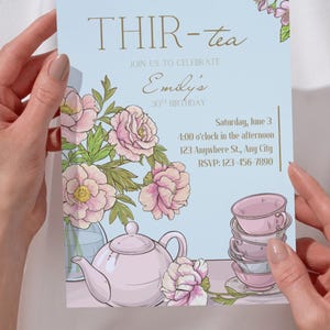 Puede incluir: Una tarjeta de invitación azul claro con el texto "THIR-tea" y "30 cumpleaños de Emily". La tarjeta presenta ilustraciones de flores rosas, una tetera y tazas apiladas. También se incluye la información de RSVP.