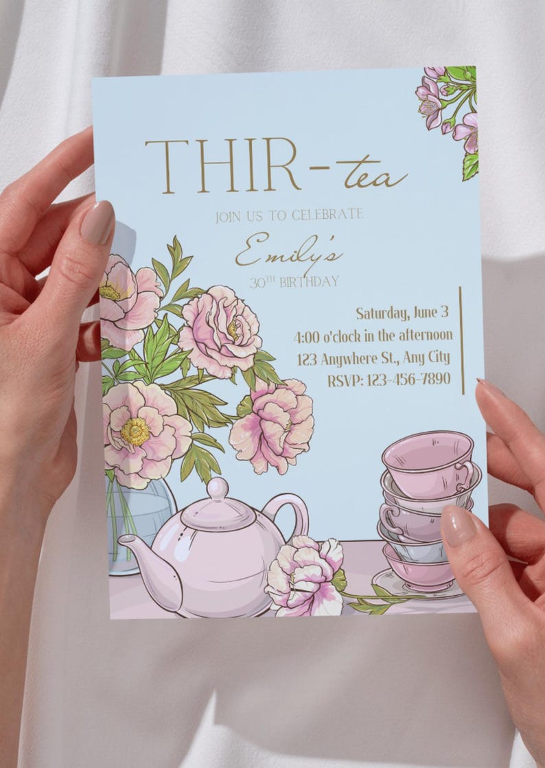 Puede incluir: Una tarjeta de invitaci&oacute;n azul claro con el texto "THIR-tea" y "30 cumplea&ntilde;os de Emily". La tarjeta presenta ilustraciones de flores rosas, una tetera y tazas apiladas. Tambi&eacute;n se incluye la informaci&oacute;n de RSVP.
