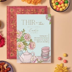 Puede incluir: Una invitaci&oacute;n azul claro con el texto "THIR-tea" y "Emily's 30th Birthday". La invitaci&oacute;n presenta un dise&ntilde;o floral con una tetera y tazas de t&eacute;. La imagen tambi&eacute;n incluye un libro rosa, flores y bocadillos.