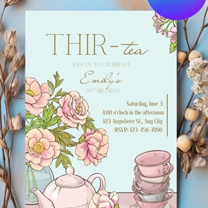 Puede incluir: Tarjeta de invitaci&oacute;n azul claro con el texto "THIR-tea" y "30 cumplea&ntilde;os de Emily". La tarjeta presenta una tetera, tazas de t&eacute; y flores rosas. El logotipo de Canva est&aacute; en la esquina superior derecha.