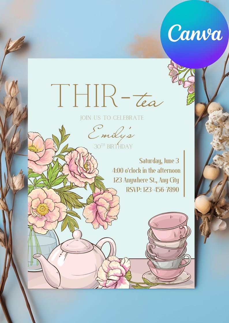 Puede incluir: Tarjeta de invitaci&oacute;n azul claro con el texto "THIR-tea" y "30 cumplea&ntilde;os de Emily". La tarjeta presenta una tetera, tazas de t&eacute; y flores rosas. El logotipo de Canva est&aacute; en la esquina superior derecha.
