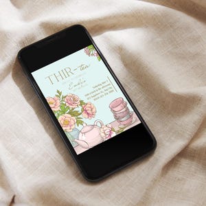 Puede incluir: Un tel&eacute;fono inteligente muestra una invitaci&oacute;n a una fiesta de t&eacute;. La invitaci&oacute;n presenta el texto "THIR-tea" y "Emily's" con ilustraciones florales, una tetera, tazas de t&eacute; y los detalles del evento. El tel&eacute;fono est&aacute; sobre una tela neutra.