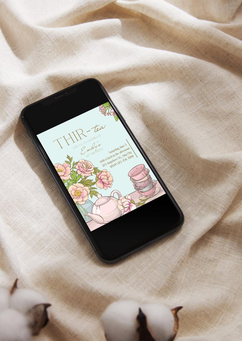 Puede incluir: Un tel&eacute;fono inteligente muestra una invitaci&oacute;n a una fiesta de t&eacute;. La invitaci&oacute;n presenta el texto "THIR-tea" y "Emily's" con ilustraciones florales, una tetera, tazas de t&eacute; y los detalles del evento. El tel&eacute;fono est&aacute; sobre una tela neutra.