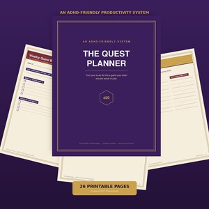Może przedstawiać: Fioletowy planer produktywności zatytułowany The Quest Planner ze złotym tekstem i obramowaniem. Okładka zawiera napis An ADHD-Friendly Productivity System oraz ikonę d20. Widoczne są dwie strony wewnętrzne z listami zadań tygodniowych.