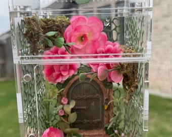 Jardín de hadas rosa y verde con recinto para arañas saltarinas y escondite magnético.