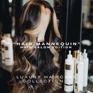 Op de afbeelding: Een mannequinhoofd met een lange, golvende pruik met donkerbruine, blonde en lichtbruine highlights. De afbeelding bevat de tekst "Hair Mannequin Hair Salon Edition" en "Luxury Haircare Collection."