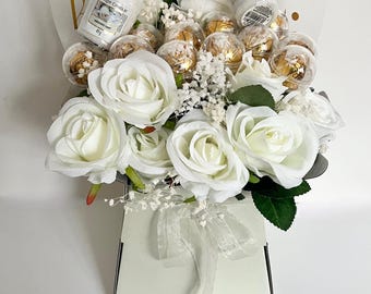 Cesta de regalo con ramo de flores de seda blanca (rosas), chocolate Lindt y velas