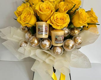 Frische gelbe Blumen (Rosen), Lindt Schokolade und Kerzenstrauß Geschenkkorb