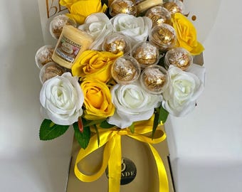 Cesta de regalo con ramo de rosas de seda amarillas y blancas, chocolate Lindt y velas