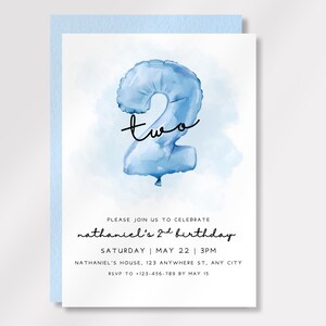 Könnte beinhalten: Eine hellblaue Geburtstagseinladungskarte mit einem Aquarell-Ballon in Form der Zahl zwei. Das Wort "two" ist kursiv geschrieben. Die Einladung enthält den Text "Please join us to celebrate Nathaniel's 2nd birthday."