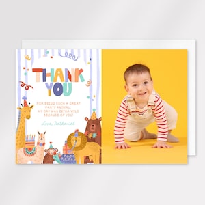 Könnte beinhalten: Eine Geburtstagskarte mit farbenfrohem Design. Die Karte zeigt die Worte "THANK YOU" in großen, mehrfarbigen Buchstaben sowie den Text "FOR BEING SUCH A GREAT PARTY ANIMAL". Ein Baby krabbelt auf gelbem Hintergrund.