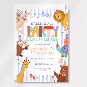 Może przedstawiać: Kolorowe zaproszenie urodzinowe z napisem "CALLING ALL PARTY ANIMALS". Zaproszenie zawiera ilustracje lwa, żyrafy, małpy, niedźwiedzia, żółwia i lamy. Zaproszenie jest na 3. urodziny Nathaniela.