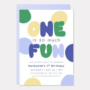 Può includere: Un invito per una festa di compleanno con sfondo bianco e pois colorati. Il testo "ONE is so much FUN" è visualizzato in grandi lettere giocose. Sono inclusi dettagli aggiuntivi sulla festa.
