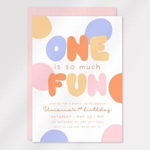 Può includere: Un invito per una festa di compleanno con le parole "ONE is so much FUN" in grandi lettere colorate. L'invito include i dettagli della festa, come la data, l'ora e il luogo, ed è ambientato su uno sfondo bianco con pois color pastello.