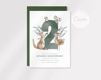 Könnte beinhalten: Eine Geburtstagseinladung mit einer großen, in gedecktem Grün gehaltenen Zahl 2, umgeben von Aquarellillustrationen australischer Tiere. Die Einladung enthält den Text "NATHANIEL'S SECOND BIRTHDAY" und Veranstaltungsdetails.