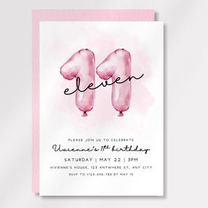 Puede incluir: Una tarjeta de invitación de cumpleaños rosa con un diseño de acuarela. La tarjeta presenta dos globos rosas con el número 11 y la palabra "eleven" en cursiva. El texto dice: "Únase a nosotros para celebrar el 11 cumpleaños de Vivienne."