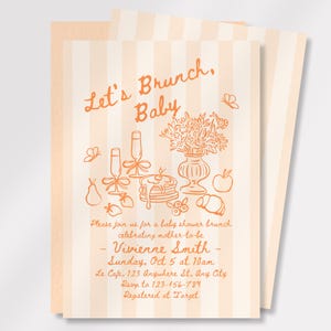 Puede incluir: Invitación a un brunch de baby shower con un fondo a rayas melocotón y blanco. La invitación presenta ilustraciones en naranja de artículos de brunch y el texto "Let's Brunch, Baby". Los detalles incluyen la fecha, la hora y el lugar.
