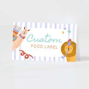 Może przedstawiać: Niestandardowa etykieta na żywność z jasnoniebieskim paskowanym tłem. Etykieta zawiera kreskówkową lamę i lwa z napisem "Custom FOOD LABEL" w fantazyjnej czcionce. Kolorowe konfetti i czerwony wir akcentują projekt.