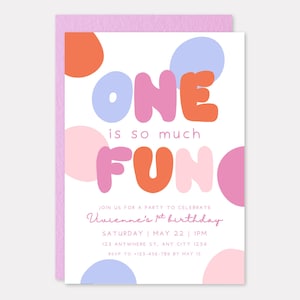 Può includere: Un invito di compleanno colorato con le parole "ONE is so much FUN" in grandi lettere giocose. L'invito, con un bordo rosa, annuncia una festa di primo compleanno e include i dettagli.