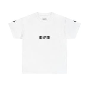 Può includere: T-shirt bianca con la scritta nera "MOMNTM" stampata sul petto e sul girocollo. Grafiche nere stampate sulle maniche. Design semplice e minimalista.