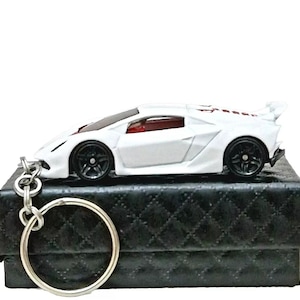 Hot Wheels Lamborghini Sesto Elemento Keyring: Car Enthusiast Gift