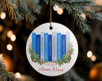 Regalo personalizado para amantes de los libros / Adorno de cerámica inspirado en el mundo mágico / Decoración navideña literaria / Decoración literaria personalizada