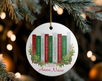 Regalo personalizado para amantes de los libros / Adorno de cerámica inspirado en el mundo mágico / Decoración navideña literaria / Decoración literaria personalizada