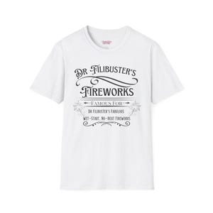 Puede incluir: Camiseta blanca con el texto "DR FILIBUSTER'S FIREWORKS" en un estilo vintage. El diseño incluye las palabras "FAMOUS FOR" y "DR FILIBUSTER'S FABULOUS WET-START, NO-HEAT FIREWORKS".