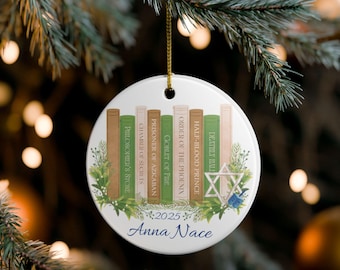 Regalo personalizado para amantes de los libros / Adorno de cerámica inspirado en el mundo mágico / Decoración navideña literaria / Decoración literaria personalizada / Decoración de Hanukkah