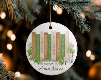 Regalo personalizado para amantes de los libros / Adorno de cerámica inspirado en el mundo mágico / Decoración navideña literaria / Decoración literaria personalizada