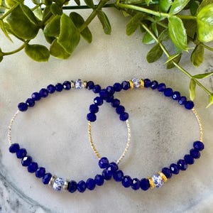 Pulsera de cuentas de cristal hecha a mano: detalles florales de porcelana azul