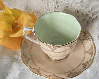 Taza y platillo de porcelana fina Royal Albert vintage, color pastel/melocotón y verde menta.