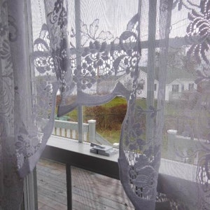 Vintage White Cotton Lace Shaped Valance