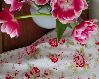 A Pair of Vintage Pillowcases/Pink Red Roses/Shabby Chic