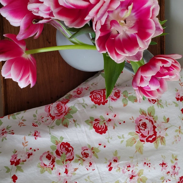 A Pair of Vintage Pillowcases/Pink Red Roses/Shabby Chic