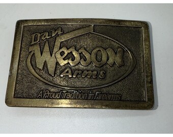 Hebilla de cinturón de latón vintage de los años 70 de Dan Wesson Arms Proud Tradition Lewis Chicago